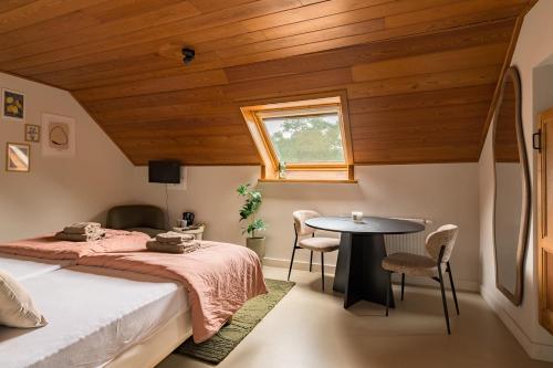 ein Schlafzimmer mit zwei Betten und einem Tisch in der Unterkunft Camping Groenpark in Zele
