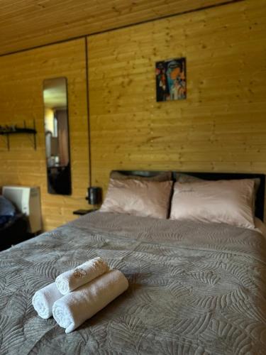 two towels sitting on top of a bed at Aisi in Jut'a