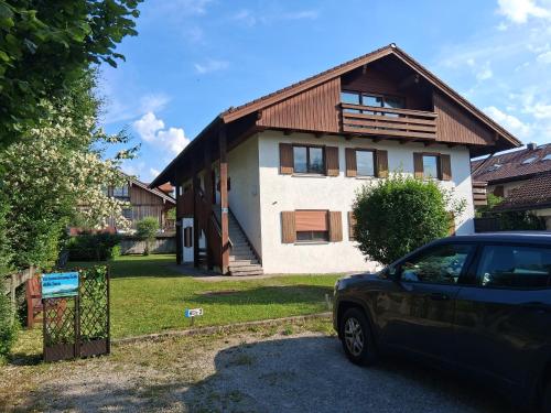 a house with a car parked in front of it at Ferienwohnung Sole Della Sera in Reichersbeuern