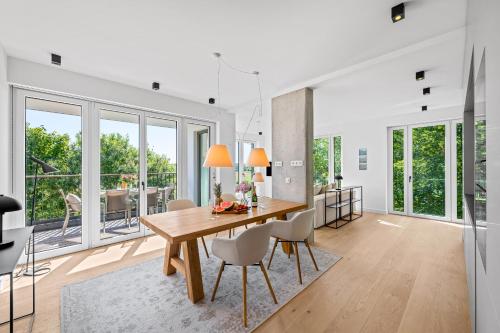 a kitchen and dining room with a wooden table and chairs at Ferienwohnung Seaside App 9 List auf Sylt in List