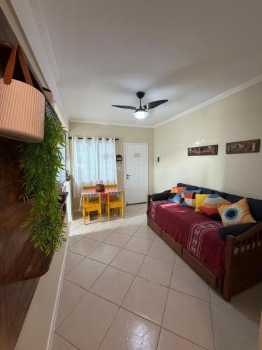 a living room with a bed and a dining room at Apartamento Elizabetta 3, pé na areia in Arraial do Cabo