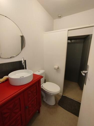 Vannituba majutusasutuses La Bouriotte, chambre d'hôtes Sycomore,