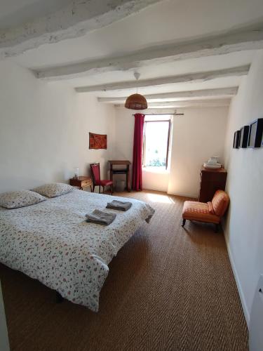 Voodi või voodid majutusasutuse La Bouriotte, chambre d'hôtes Sycomore, toas