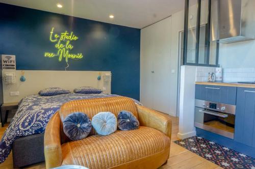 a bedroom with a bed with blue walls and a chair at Antony City Center Studio AC in Antony
