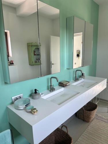 a bathroom with two sinks and a large mirror at Casa verde in Tuzla