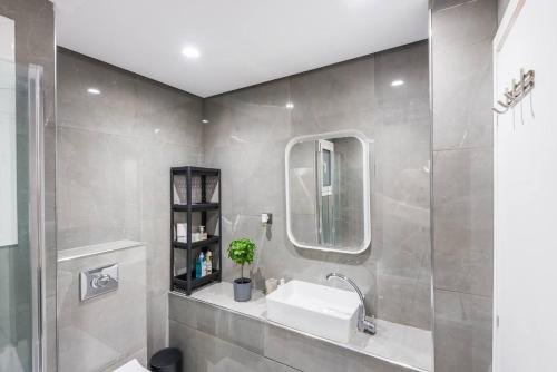 Beautiful apartment next to Piraeus sea