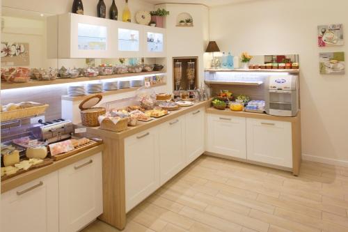 a kitchen with a counter with food on it at Hotel Porta Nuova in Assisi