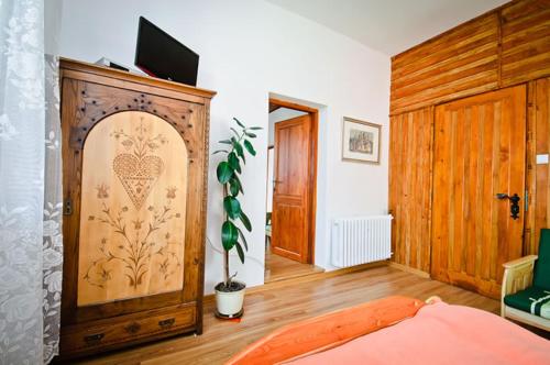 1 dormitorio con 1 cama y puerta de madera en Stary Dwór, en Szczawnica