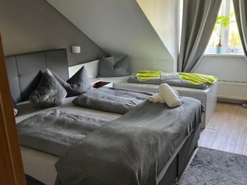 three beds sitting in a room with a window at Mendoza Steakhaus & Hotel in Mirow