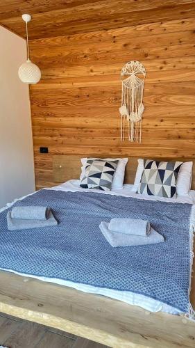 a bedroom with a blue bed with a wooden headboard at Mountain villa in Skhidnitsa