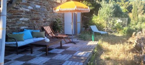 Cabanon en pierre - vue sur mer