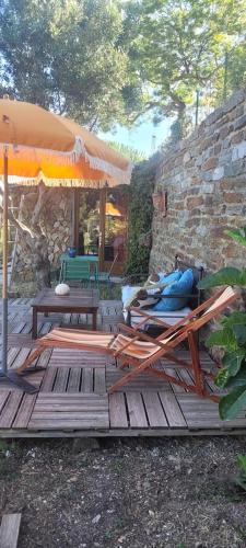 Cabanon en pierre - vue sur mer