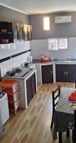 una cucina con fornelli e tavolo di Cuic apart a Cabinda