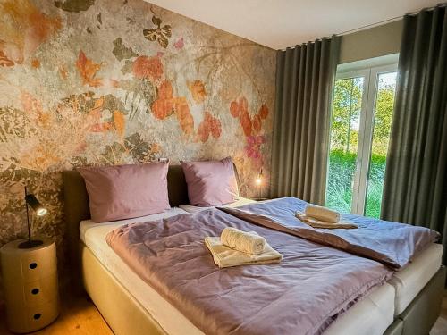 a bedroom with a bed with two towels on it at Ferienwohnung Lütte Bleev am Dümmer See in Lembruch