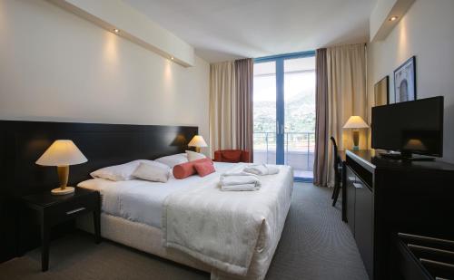 Postel nebo postele na pokoji v ubytování Admiral Grand Hotel