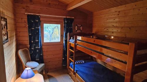 a bedroom with a bunk bed in a log cabin at chalet climatisé Porticcio Corse in Fontanaccio