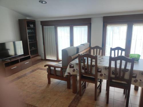 a living room with a table and chairs and a tv at Romanorum in Fermoselle
