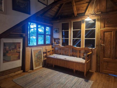 a room with a bed in a room with a window at Gyllene tranans hus in Gammalstorp
