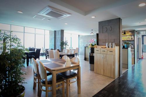 Kuchyň nebo kuchyňský kout v ubytování Eins Hotel