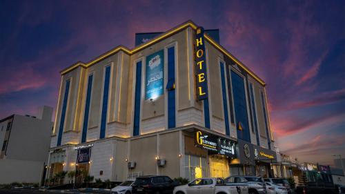 a building with cars parked in front of it at القصر الإسكان in Khamis Mushayt
