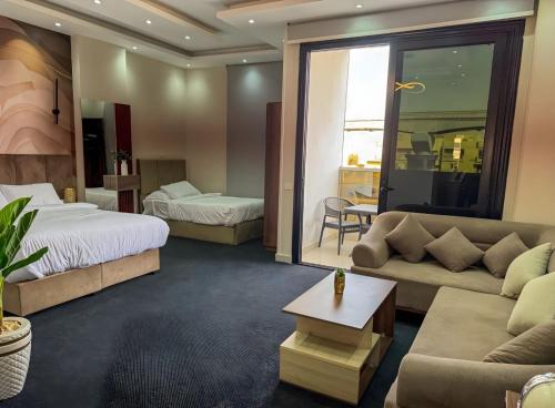 ein Hotelzimmer mit einem Bett und einer Couch in der Unterkunft KH Hotel in New cairo