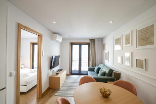 Charming Camoes Apt by Porto City Hosts