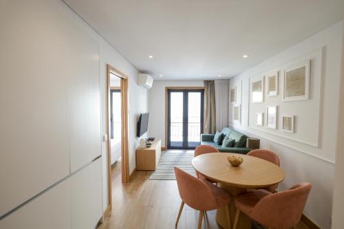Charming Camoes Apt by Porto City Hosts