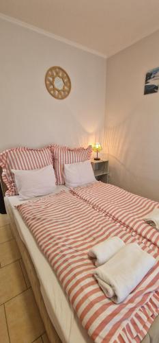a large bed with towels on it in a room at Pokoje Śpij-tu z jacuzzi in Mikołajki