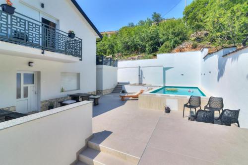 House with three apartments Maka