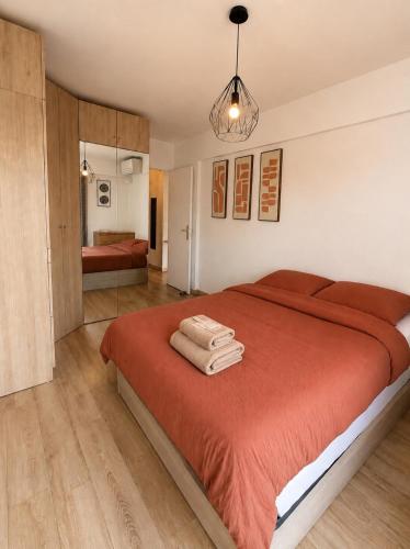 a bedroom with a bed with two towels on it at Résidence Riviera Parc in Cagnes-sur-Mer