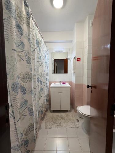 a bathroom with a sink and a toilet at Edificio Nau in Armação de Pêra