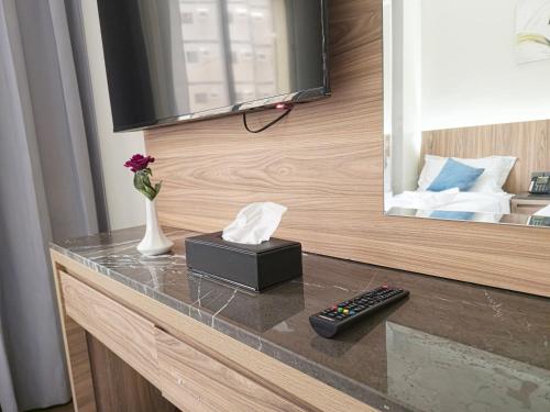 a room with a tv and a remote control on a counter at فندق جادة أجياد Jada Ajyad Hotel in Ajyad