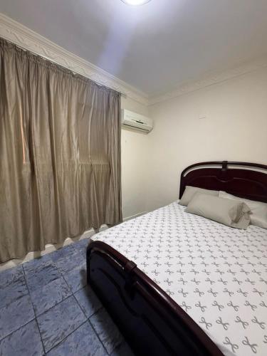 a bedroom with a bed in a room with a window at Direct Beachfront - Sea View 2 bed rooms in Jazīrat al Maskhūţah