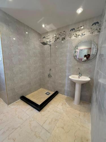 a bathroom with a sink and a mirror at Direct Beachfront - Sea View 2 bed rooms in Jazīrat al Maskhūţah