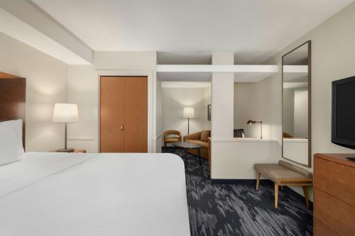 a hotel room with a bed and a television at Fairfield Inn & Suites by Marriott Marietta in Marietta