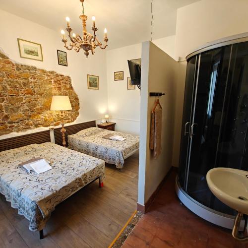 a room with two beds and a sink at Nostra Torre in Filettole