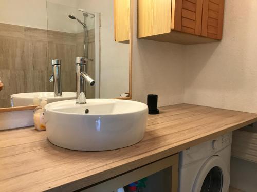 - un lavabo blanc sur un comptoir dans la salle de bains dans l'établissement Le Surcouf, à Mandelieu-la-Napoule