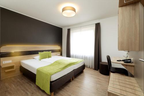 a hotel room with a bed and a desk at Zur Alten Post in Nottuln