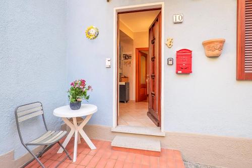 a table and a chair next to a building at Casa Vacanza da Nicolo by Lago Reisen in Pallanza