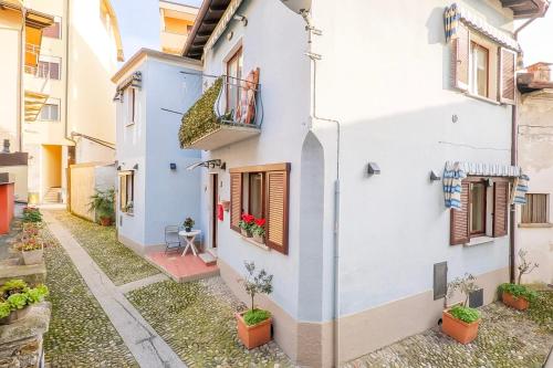a white house with plants on the side of it at Casa Vacanza da Nicolo by Lago Reisen in Pallanza