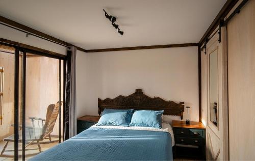 a bedroom with a bed with blue pillows at Espacio modular privado in Coquimbo