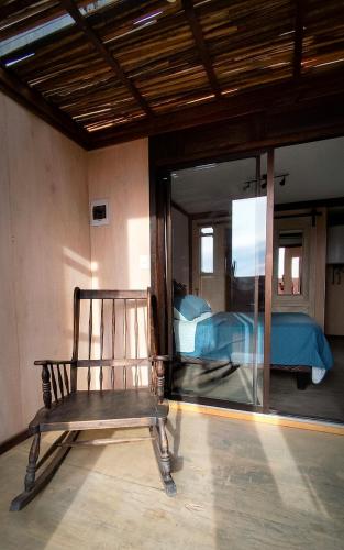 a bench sitting in a room with a mirror at Espacio modular privado in Coquimbo