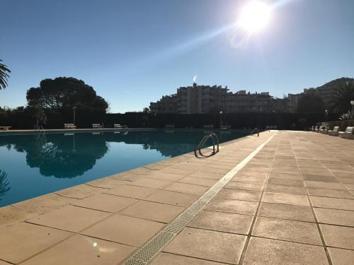 - une piscine au soleil dans l'établissement Le Surcouf, à Mandelieu-la-Napoule