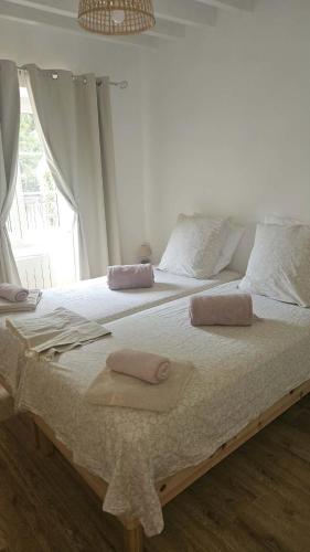 a bedroom with a bed with two towels on it at Holy Cottage in Sainpuits