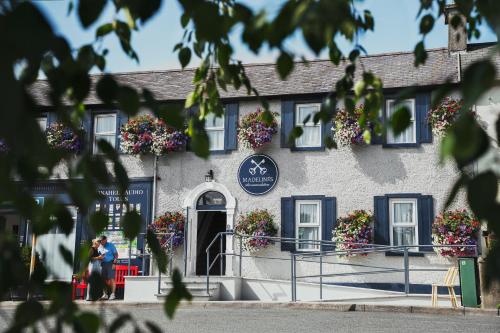 a man stands in front of a inn at Madelines Accommodation in Tinahely