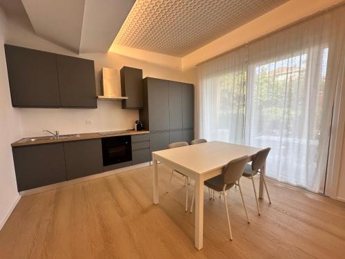 a kitchen with a table and chairs in a room at Appartamento Stella - 15' walk to Abano Terme centre in Abano Terme