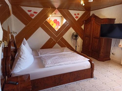 a bedroom with a bed with a wooden headboard at Gästehaus Gartenstraße 5 vom Central Hotel in Schwetzingen