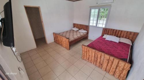 an aerial view of a bedroom with two beds at Casa Troya in Nueva Gorgona