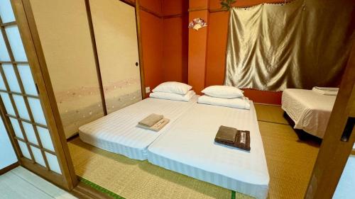 Japanese Western 2 Bedroom - 5 Min from Teradacho Station - Sleeps 5