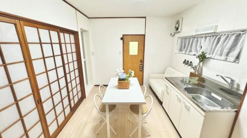 Japanese Western 2 Bedroom - 5 Min from Teradacho Station - Sleeps 5